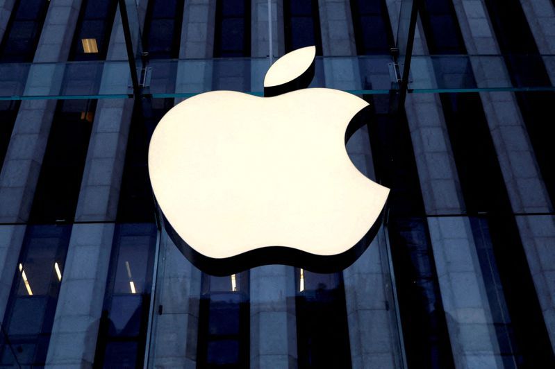 蘋果2024開年就被外資唱衰。巴克萊證券認為，iPhone 15系列銷售「乏善可陳」。（路透）