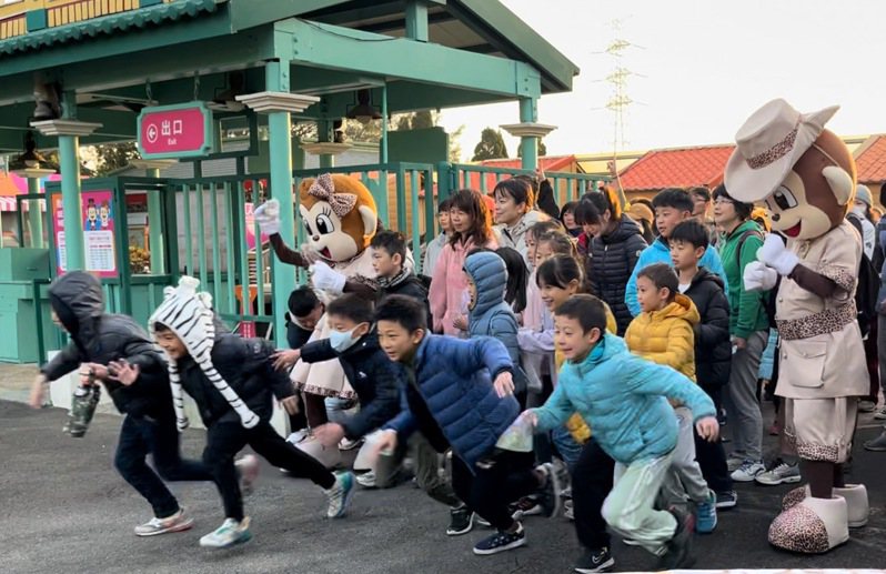 六福村主題遊樂園今天舉辦「元旦猛獸趣味路跑」。圖／六福村提供