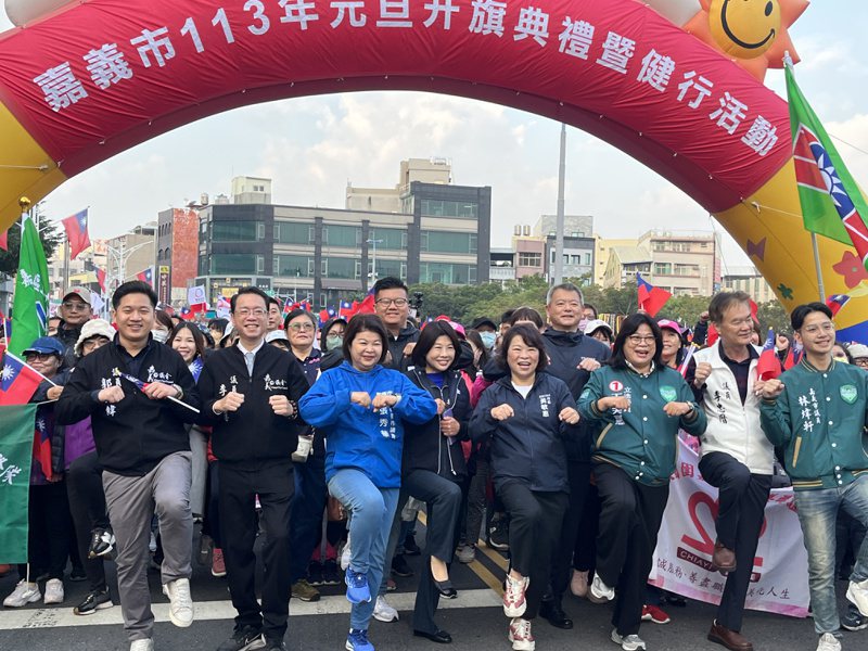 嘉義市長黃敏惠（前左五）率領健走健康快樂迎向新的一年。記者李宗祐／攝影
