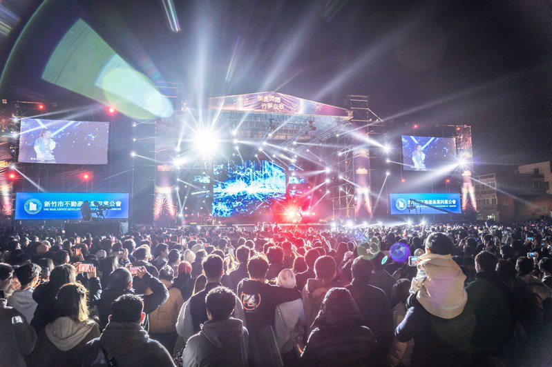 「2024大新竹跨年公益演唱會」，湧入約5萬人次共同迎接新年。圖／新竹市政府提供