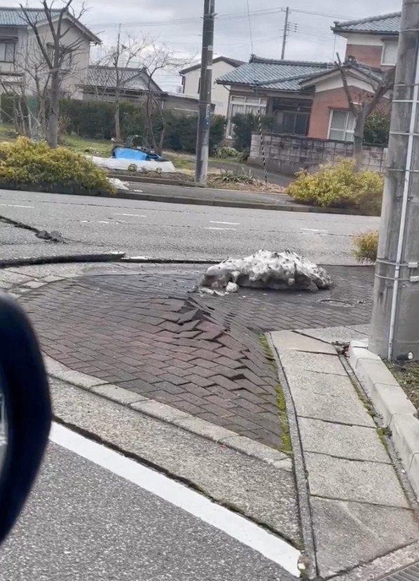 一名網友拍下日本強震時，人行道出現波浪起伏的景象。圖擷自Twitter