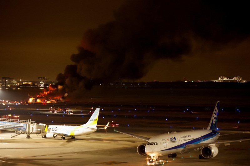一架日本航空從新千歲機場起飛編號516的客機，在東京羽田機場的跑道與日本海上保安廳的飛機相撞，熊熊烈火直衝天際。圖／路透