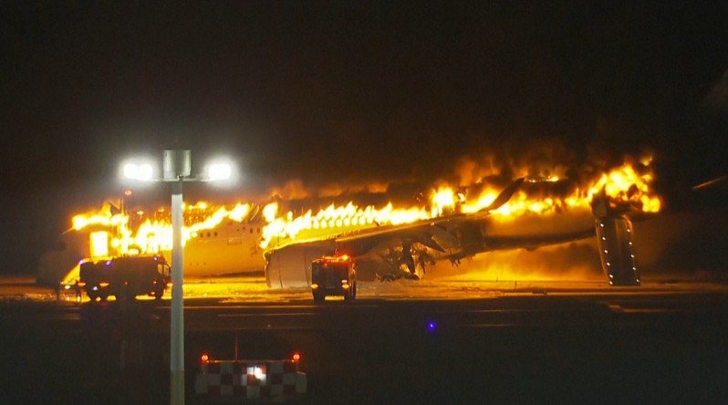日本航空客機在羽田機場與海上保安廳的飛機相撞起火。圖／取自美聯社 NTV影片