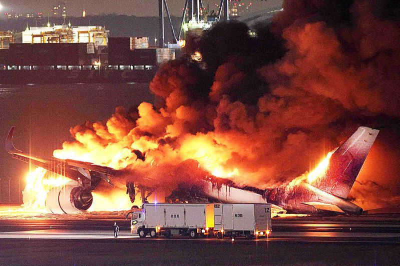 日本航空編號「JAL516」班機2日從北海道新千歲機場飛抵東京羽田機場時，疑與日本海上保安廳的飛機相撞後起火。法新社