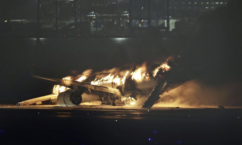日本航空一架班機降落東京羽田機場時在跑道上與保安廳飛機疑似擦撞起火。美聯社