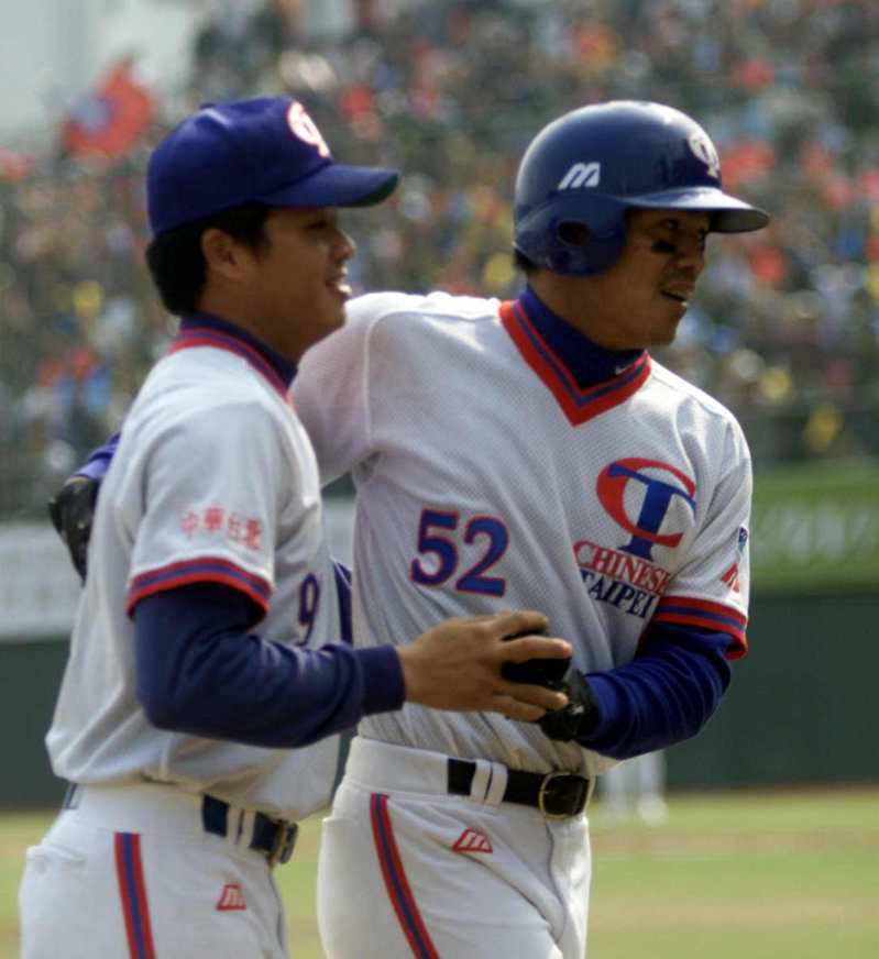 張誌家2001年世界盃棒球賽連續封鎖南韓、日本，陳金鋒（右）也是該屆比賽英雄人物。本報資料照片