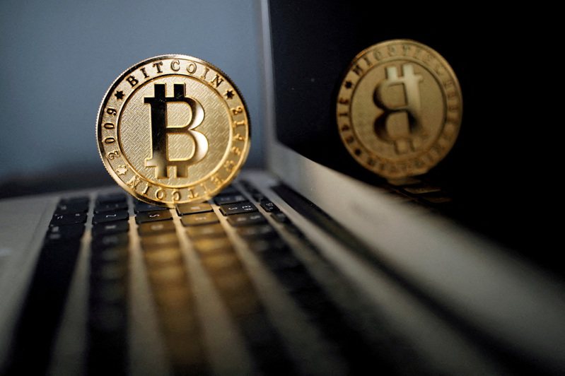 虛擬貨幣比特幣（Bitcoin）今天漲破4萬5000美元，為2022年4月以來首見。路透社