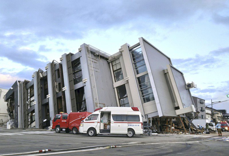 日本石川縣1日發生地震，輪島市一棟樓房完全傾倒。  美聯社