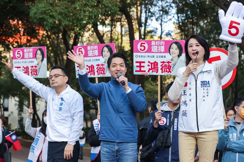 台北市長蔣萬安今天也被問及，選戰最後是否有棄保可能？蔣說，「民眾一定會用智慧支持三號侯康配，我們非常有信心。」記者曾原信／攝影