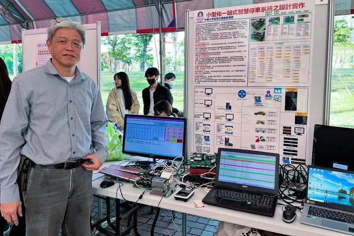 劉順松花一年多時間與團隊研究出「小型化一站式智慧停車系統」。圖／中華大學提供