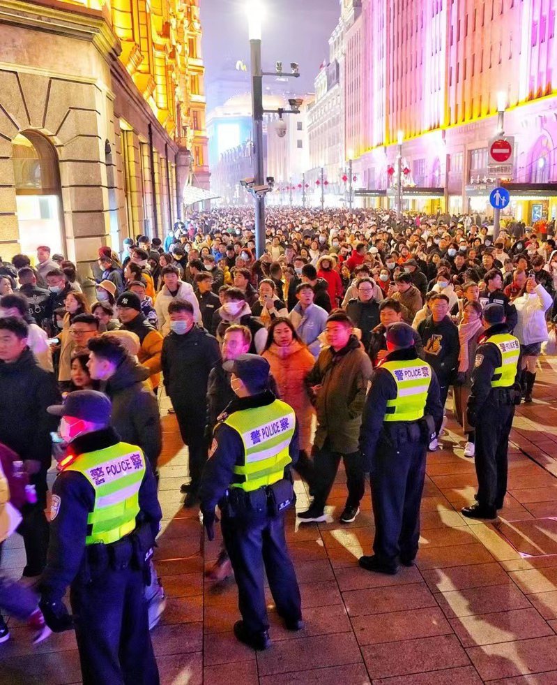 上海警方跨年夜針對外灘、南京路步行街、豫園等熱門景點加大安保力量投入。圖／取澎湃新聞