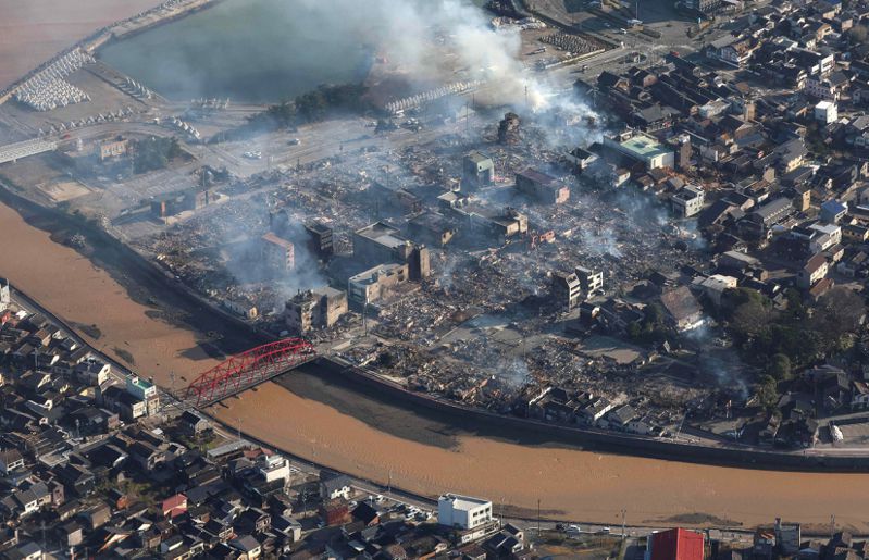 日本石川縣輪島市「朝市通」因一日的強震發生大火，現場在二日早上仍冒出濃煙。（法新社）