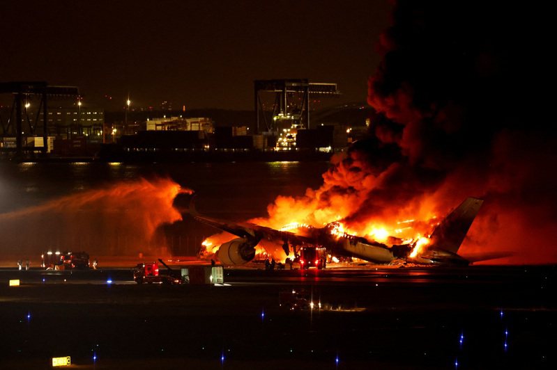 日本航空（JAL）客機在羽田機場發生擦撞事故，機體被燒得面目全非，但機上將近400名乘客全數順利逃生。路透社