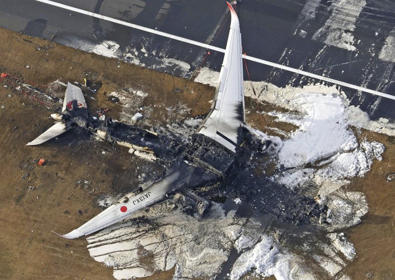 日航客机与日本海上保安厅一架飞机在羽田机场发生碰撞事故。美联社(photo:UDN)
