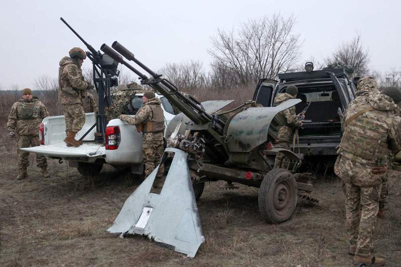 俄羅斯當地官員表示，克里米亞和毗鄰烏克蘭的兩個俄羅斯州今天遭到烏軍新一波攻擊。圖為烏克蘭軍人正在基輔準備武器的畫面。法新社
