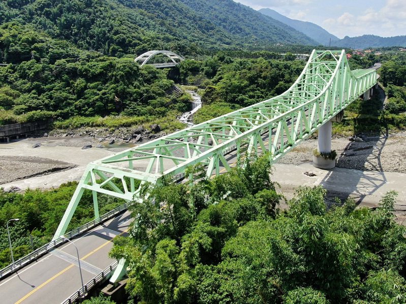 中鋼重建「新發大橋」，透過紮實的鋼結構橋梁，重新連結荖濃溪兩岸交通道路。圖／中鋼提供
