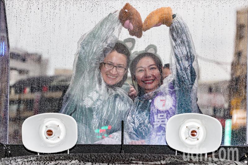 民進黨副總統候選人蕭美琴（左）下午與中正萬華立委候選人吳沛憶（右）一同乘車前往萬華掃街拜票，兩人都戴上貓耳並一起比出愛心。記者曾原信／攝影