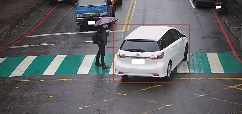 科技執法設備拍下車輛經過行人穿越道未禮讓行人違規行為。記者黃子騰／翻攝