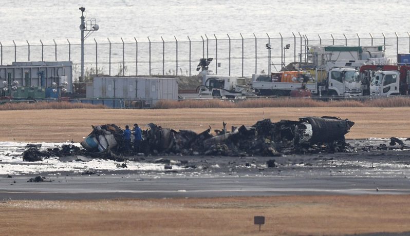 日本羽田機場2日發生日航班機跟海上保安廳飛機相撞，隨後雙雙陷入火海，警視廳調查人員3日在海保飛機殘骸周圍進行檢查。歐新社