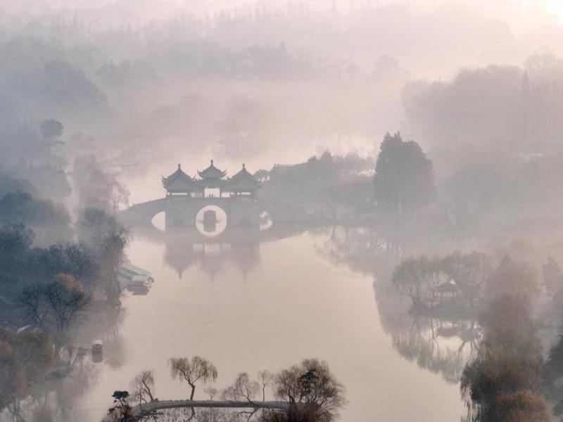 江蘇揚州近日出現大霧天氣，瘦西湖壟罩在霧中。圖／新華社