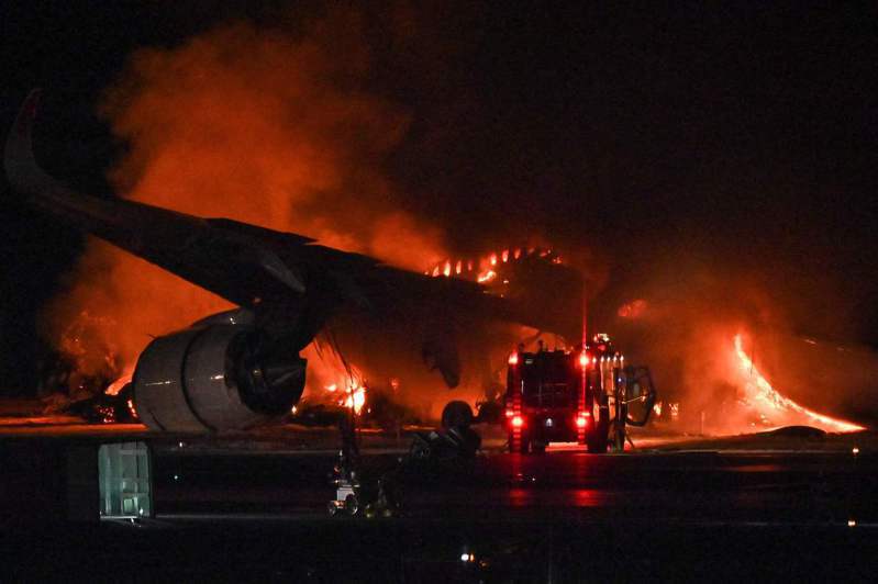 日本航空飛機2日降落在羽田機場後與海保廳飛機擦撞，2架飛機均起火燃燒。日航機上379人成功逃出機外，海保廳機上則有5人罹難。 圖／法新社