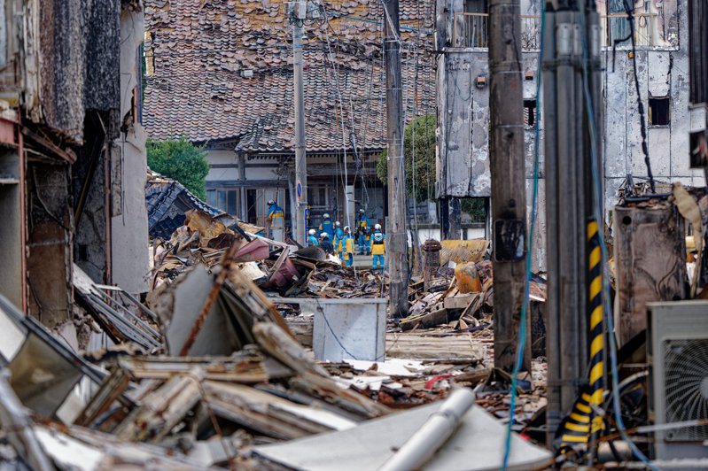 日本能登半岛地震引发「轮岛早市」火警，警察4日在废墟中作业。图／新华社(photo:UDN)