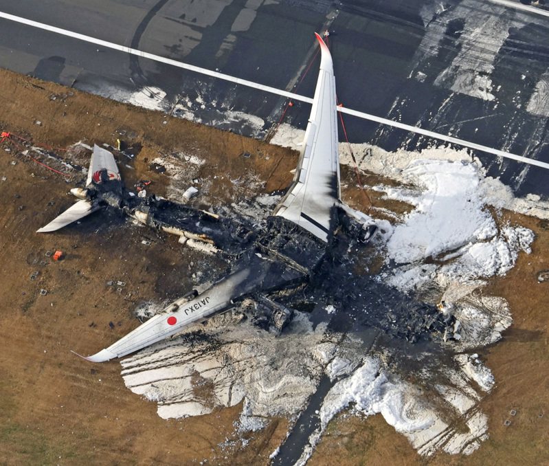 這張空拍照片，顯示日本羽田機場跑道上燒毀的日本航空班機。這架客機二日跟一架海上保安廳飛機在跑道上相撞，海保機上五人死亡。（路透）