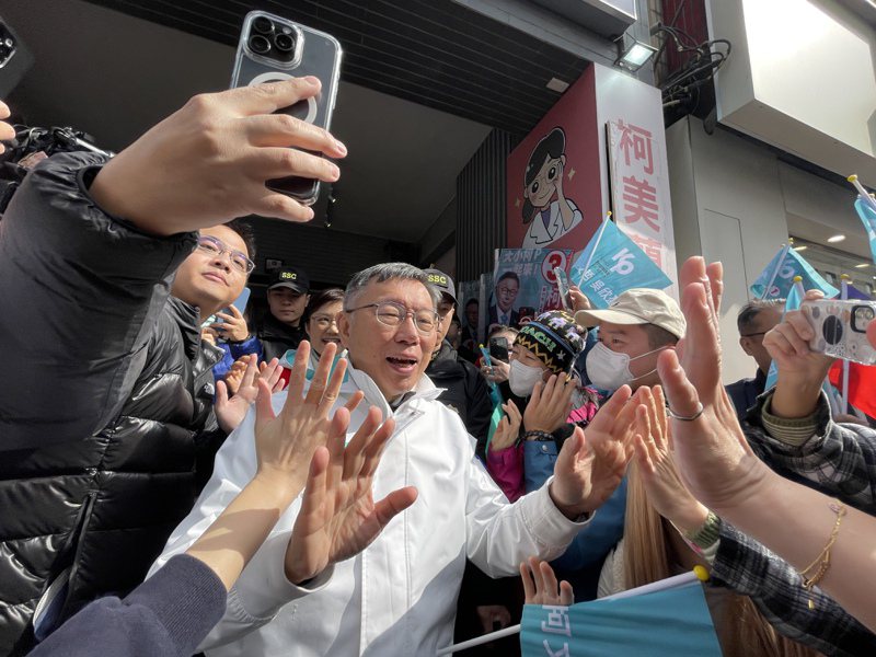 民眾黨總統候選人柯文哲今天早上回到新竹市家鄉車隊掃街拜票，出發前和支持者擊掌。記者張裕珍／攝影