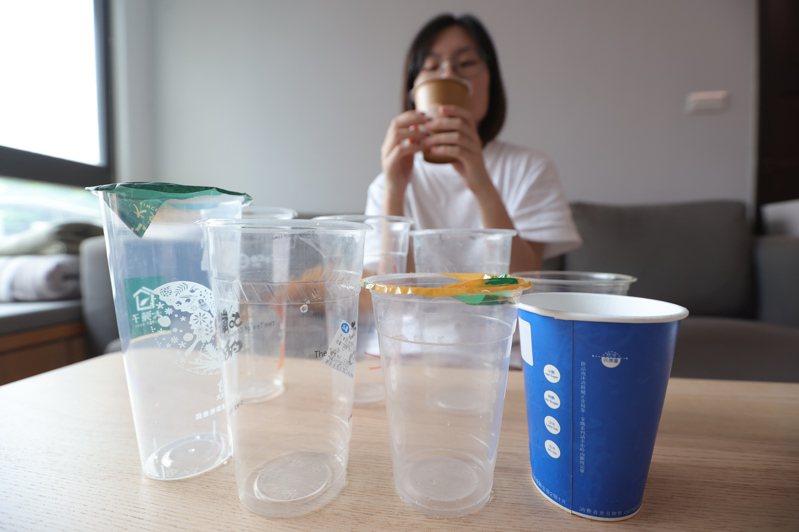 台東縣將在今年7月起禁用一次用塑膠飲料杯，環保局預估每天可減少3萬多個塑膠杯。報系資料照