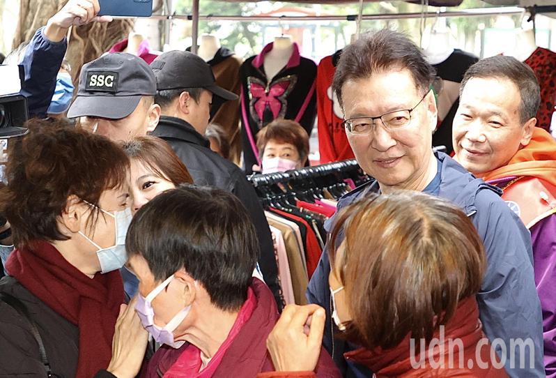 國民黨副總統候選人趙少康（右二）上午陪立委候選人在萬華區菜市場掃街拜票，親切與民眾問候。記者陳正興／攝影