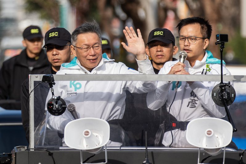 民眾黨總統候選人柯文哲（左）今天上午前往竹北拜票。記者季相儒／攝影