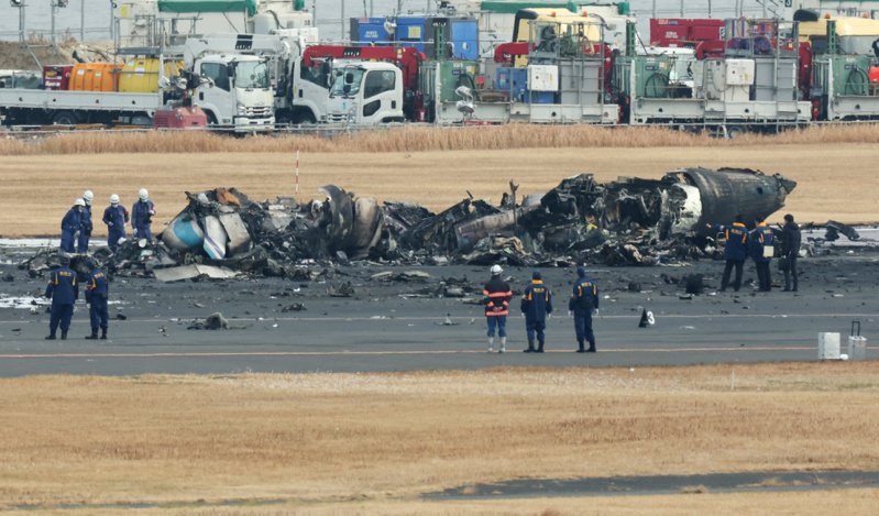 2日東京羽田機場跑道發生嚴重飛安事故。圖為3日幾乎燒毀的事故飛機殘骸。歐新社