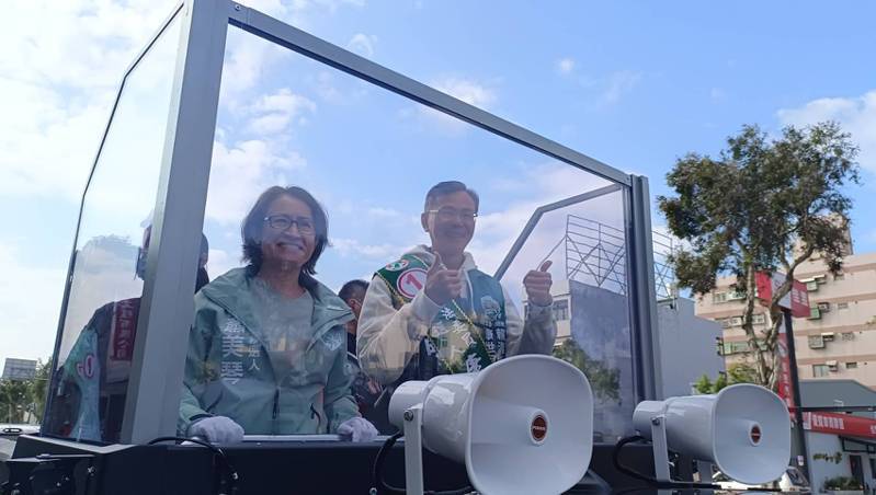 今天上午蕭美琴與康世明站上戰車，從竹南競選總部出發在竹南市區掃街拜票。記者吳傑沐／攝影