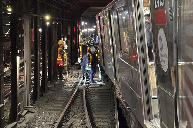 美國紐約市地下鐵今天發生兩列車擦撞出軌事故，導致24人受傷，3條地鐵線服務嚴重中斷。 圖／美聯社