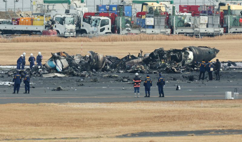 2日東京羽田機場跑道發生嚴重飛安事故。圖為3日幾乎燒毀的事故飛機殘骸。（歐新社）