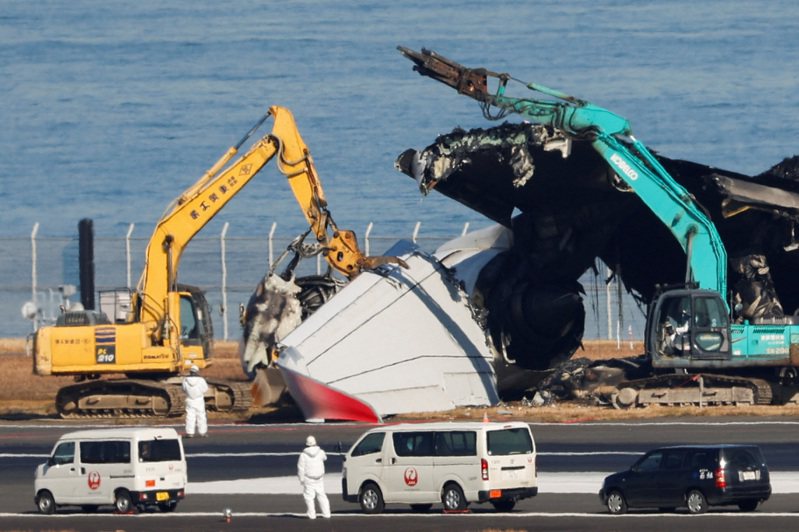 日航飞机残骸的清除作业已于当地时间今早8时半开始。路透(photo:UDN)