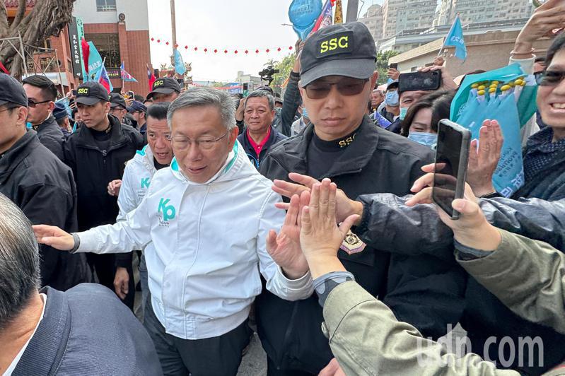 民眾黨總統候選人柯文哲（左）今天中午前往台中萬和宮參香，與民眾擊掌。記者黃仲裕／攝影