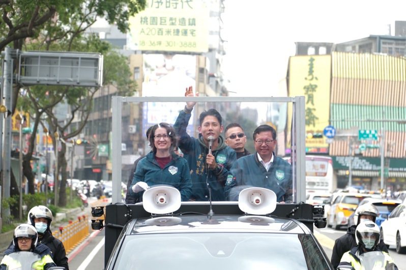 選戰倒數8天，民進黨副總統候選人蕭美琴（左）今至桃園車掃，與立委候選人彭俊豪（中）一同車掃。圖／賴清德競辦提供