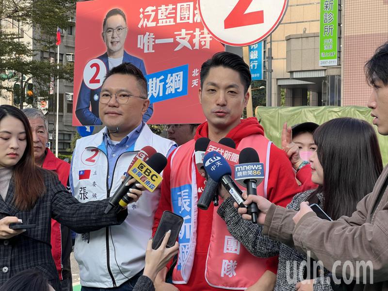 台北市長蔣萬安（右）今一早來到北投市場，陪同國民黨立委候選人張斯綱（左）掃街拜票，被問及高端爭議。記者林佳彣／攝影