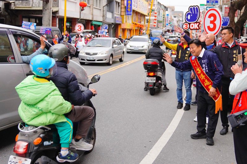 國民黨花蓮立委候選人傅崐萁，一連3天在各鄉鎮市徒步掃街，爭取支持。圖／傅崐萁競選總部提供