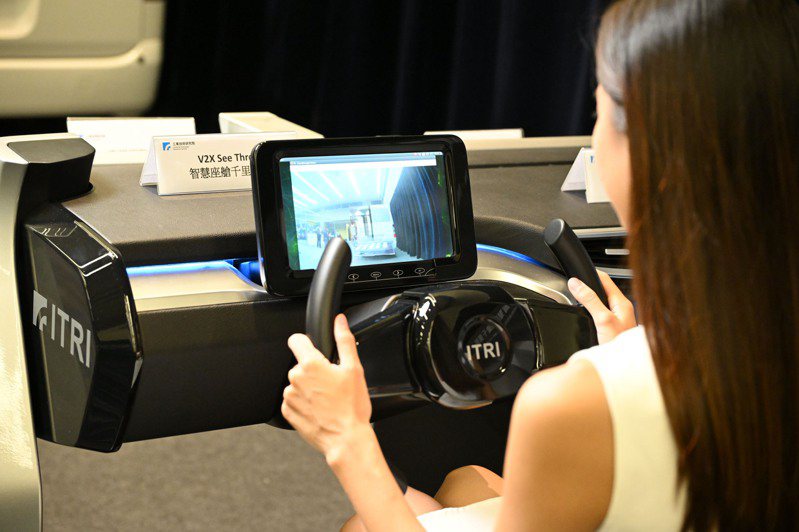 工研院研發「V2X See through」技術，結合V2X車載通訊，透過車載裝置即可掌握前方車輛視角的行車影像，就像智慧座艙千里眼。工研院／提供