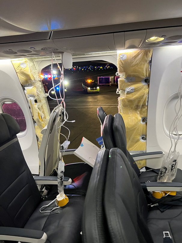 美國阿拉斯加航空一架波音737 Max 9飛機5日晚間起飛後不久，就因為一部分機身在半空中突然脫落，不得不折返與緊急降落。路透 & IG / strawberrvy
