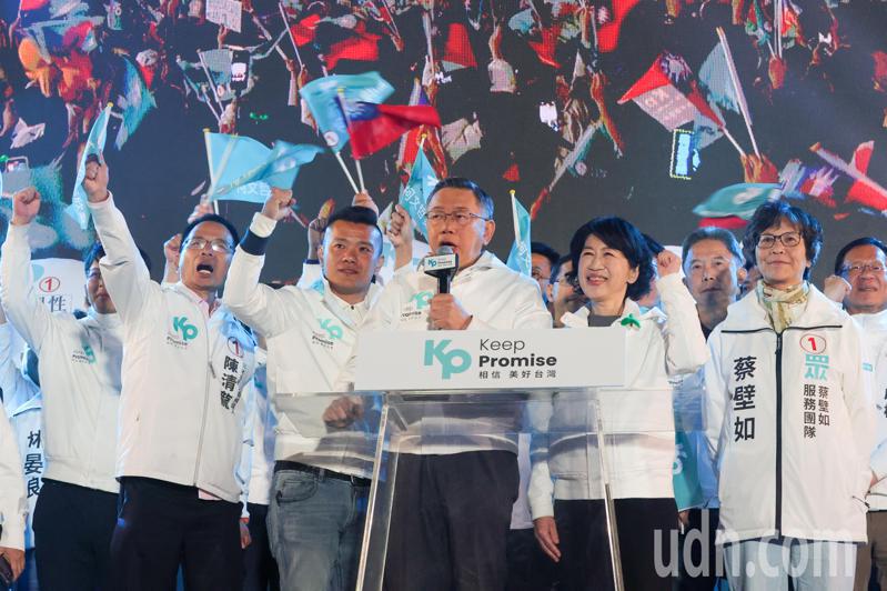 民眾黨總統候選人柯文哲（中）今天在台中大里振坤宮舉行選前黃金週造勢晚會，他呼籲支持者下架藍綠。記者黃仲裕／攝影