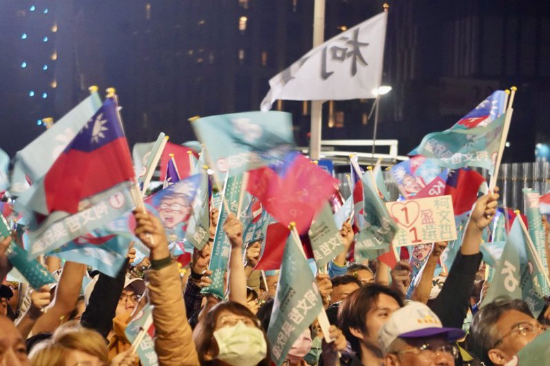 大選倒數黃金週末，台灣民眾黨7日在高雄市鼓山區舉行「相信美好台灣、改變從高雄開始」造勢晚會，大批支持者熱情揮舞手中旗幟，表達對民眾黨總統候選人柯文哲的力挺。中央社