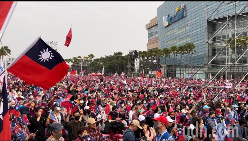 國民黨高雄大造勢，至下午4點半宣布已超過3萬人。記者王昭月／攝影