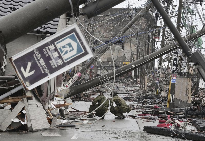 石川縣地震海嘯造成許多房屋損毀。 圖／美聯社
