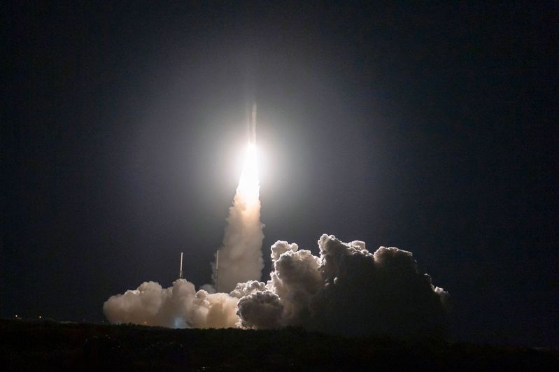 聯合發射同盟研發的新「火神號」（Vulcan）火箭今天發射升空，搭載了美國私人企業Astrobotic打造的登陸器，這輛登陸器將啟程前往月球，試圖達成美國50年來首次月球軟著陸。法新社