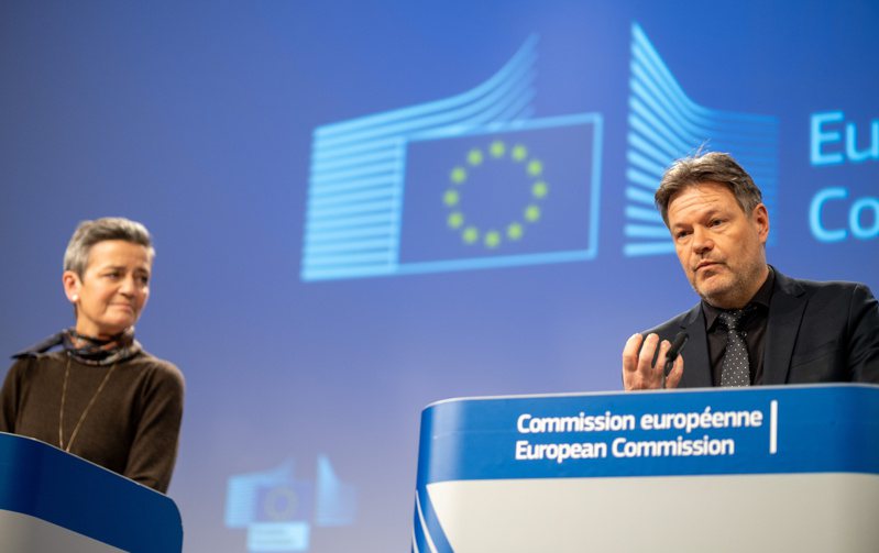歐盟執行委員維斯塔哲（左）和德國經濟事務和德國副總理哈柏克在比利時布魯塞爾就諾斯伏特國家援助案舉行新聞發布會。歐新社