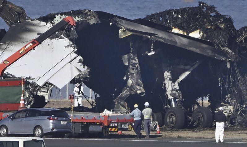 日本東京羽田機場完成檢驗及清理飛機遺骸和相關修繕工作後，8日宣布正式重啟事故地點的C跑道。美聯社