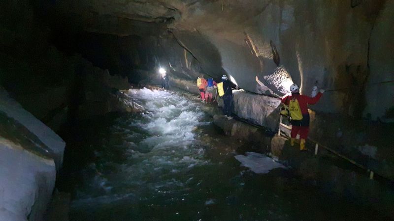 斯洛維尼亞西南部6日下午遭逢暴雨，水位急速上升導致5人受困8.2公里深的「克里茲納洞穴」，礙於水位遲遲未消退，搜救隊難以展開救援行動，目前全員已經受困3天。取自X